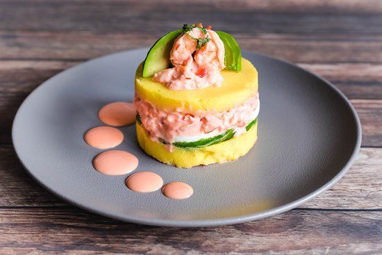 Causa de langostinos